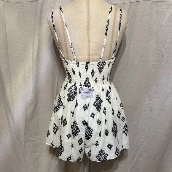 American Eagle Outfitters Monochrome Patterned Romper - Picture 5 of 8